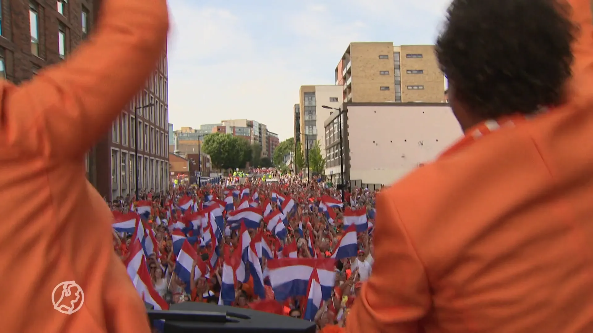 Iconische Oranjebus moedigt de Leeuwinnen ook in Engeland aan