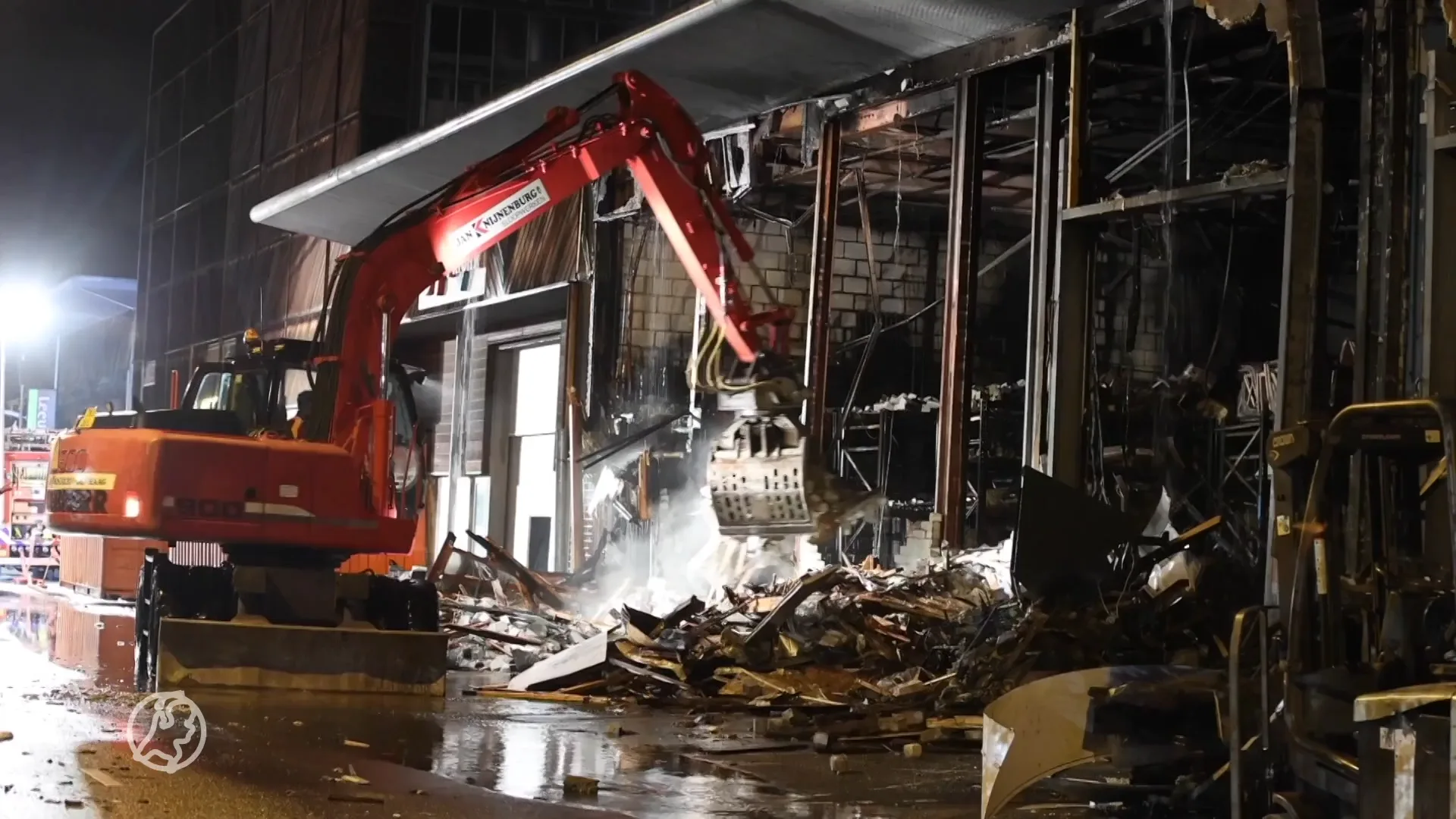 Blussen brand Delft gaat nog uren duren, omwonenden slapen thuis