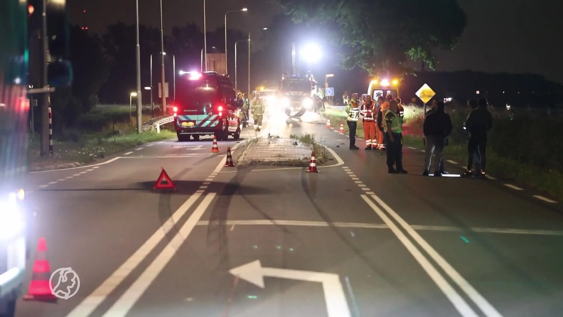 Auto in water na zware botsing, zoekactie naar inzittende
