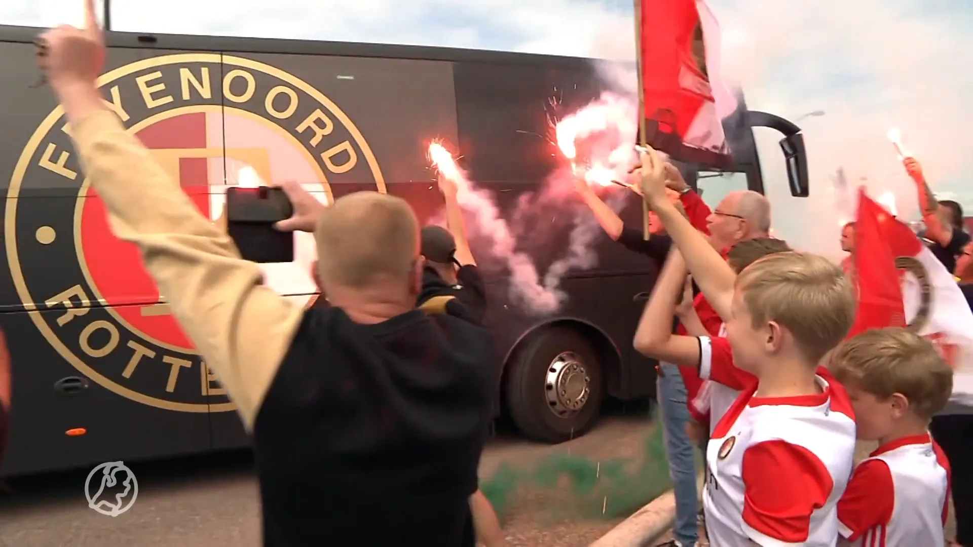 Feyenoord-fans naar vliegveld voor glimp van hun helden