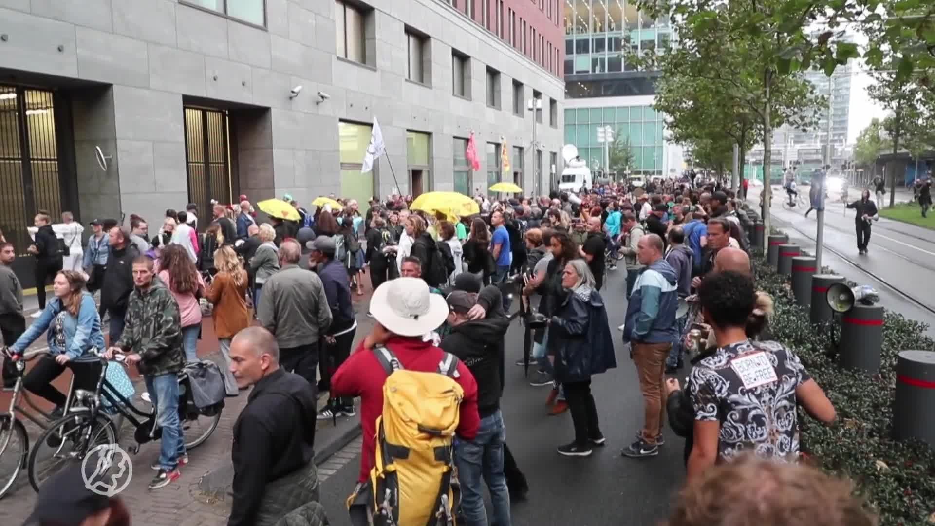 Protest tijdens coronapersconferentie, ministerie kort op slot geweest