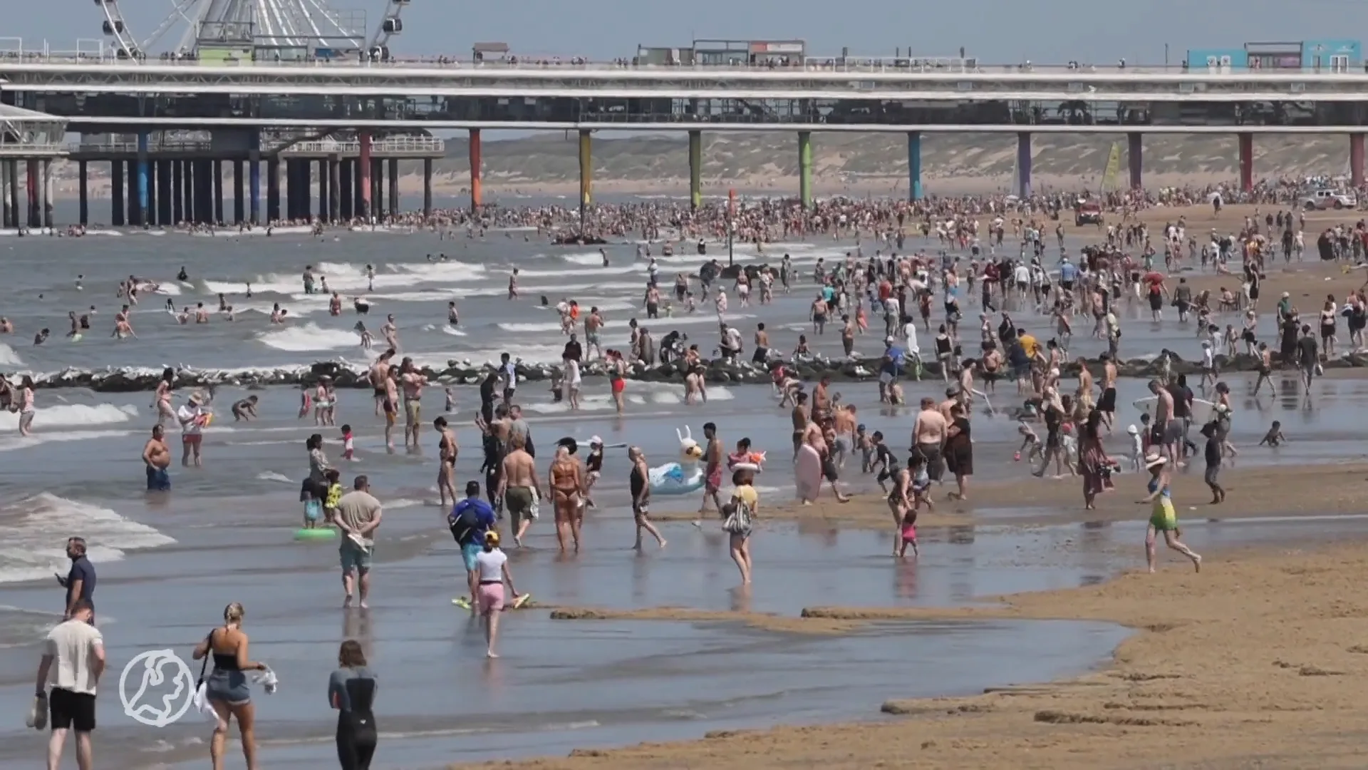 Gemeente Den Haag roept op: kom niet meer met auto naar strand Scheveningen