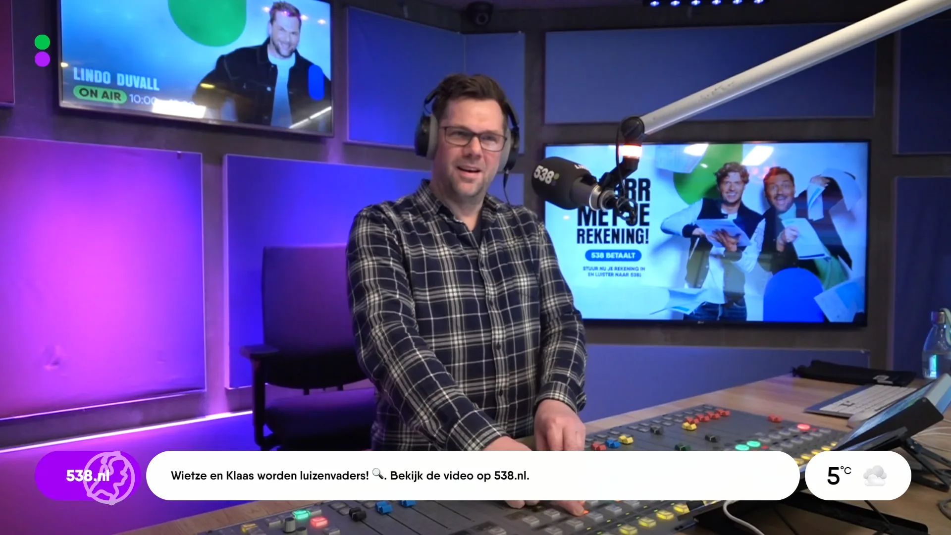 Loek wint Radio 538-actie, maar wordt gebeld terwijl hij in rouwstoet van opa staat