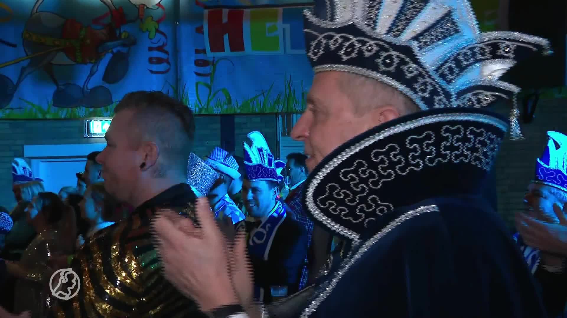 Hun vriend wordt prins carnaval, dus worden zijn vrienden de dansmario's