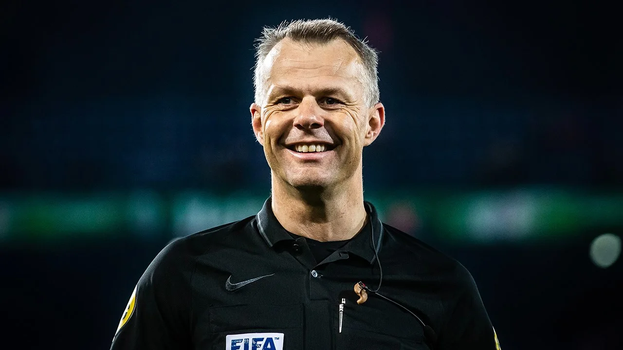 Fluit scheidsrechter Björn Kuipers voor 10.000 euro geveild