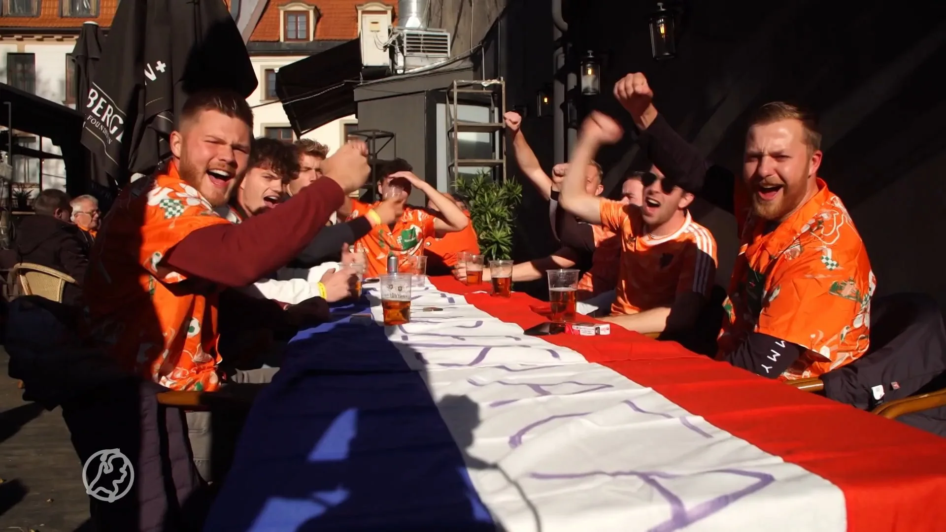 Oranje-fans bouwen feest in Riga: eindelijk weer naar uitwedstrijd