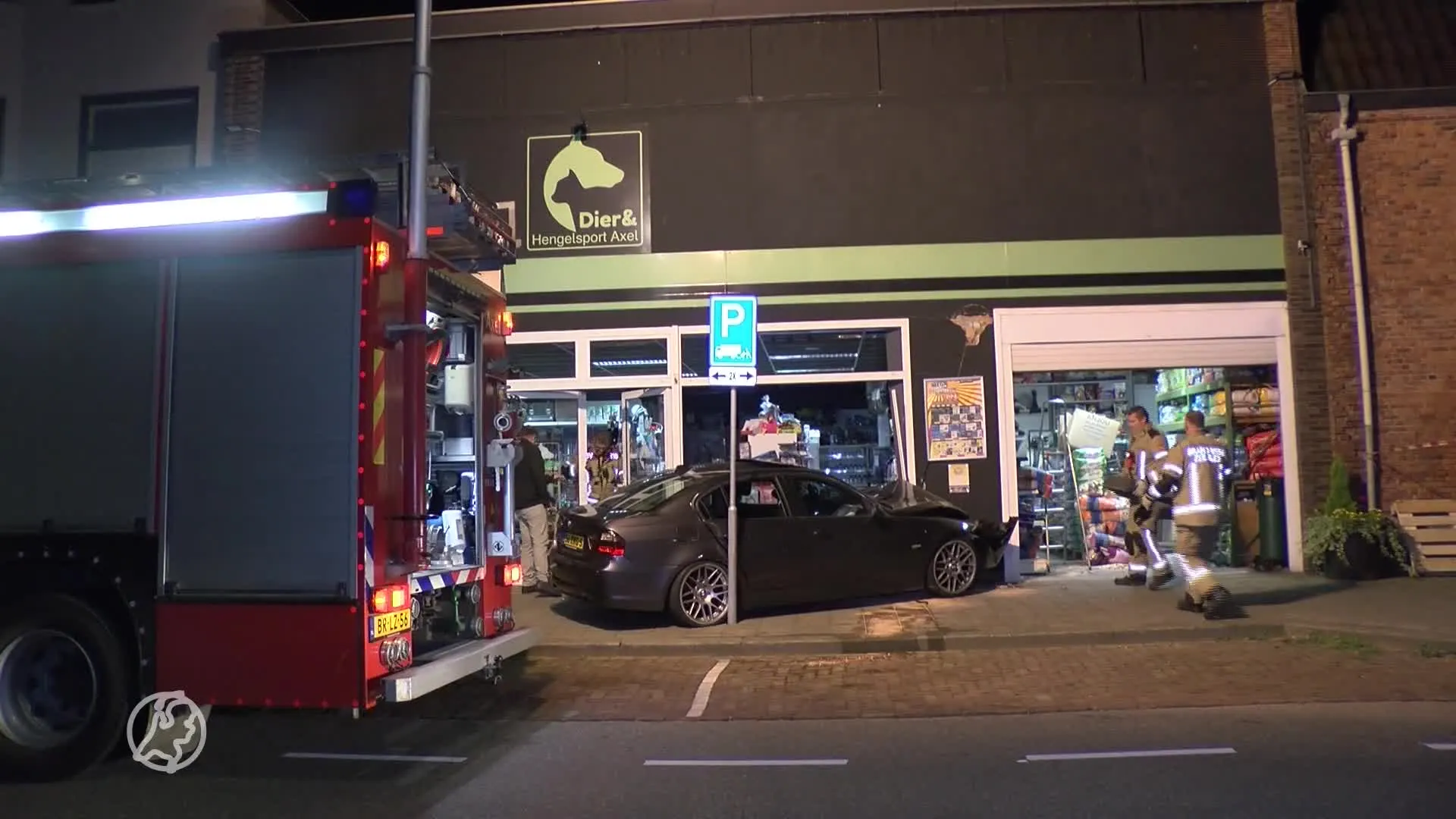 Dronken bestuurder ramt pui dierenwinkel