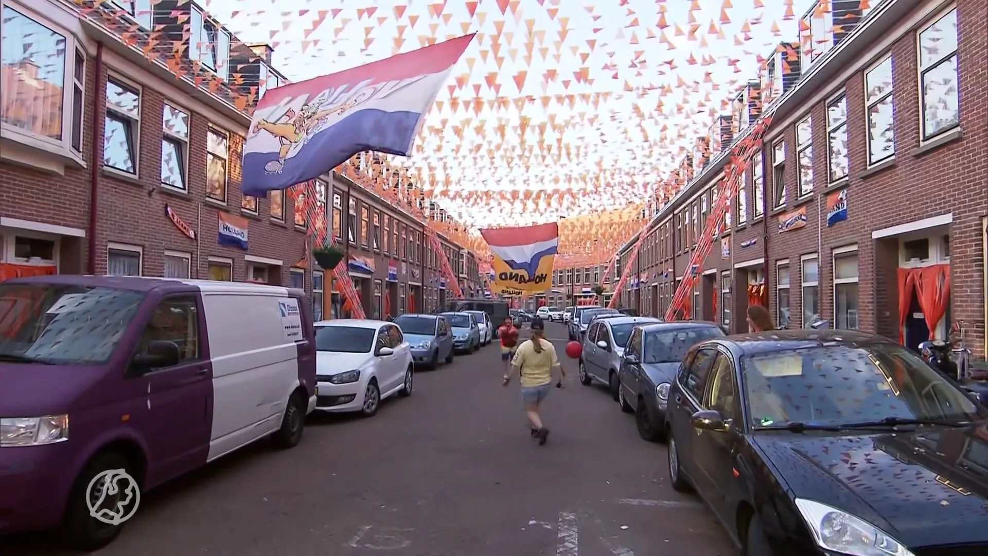 Scheveningse Koppelstokstraat kijkt Oranje op 'beamertjuh' bu...