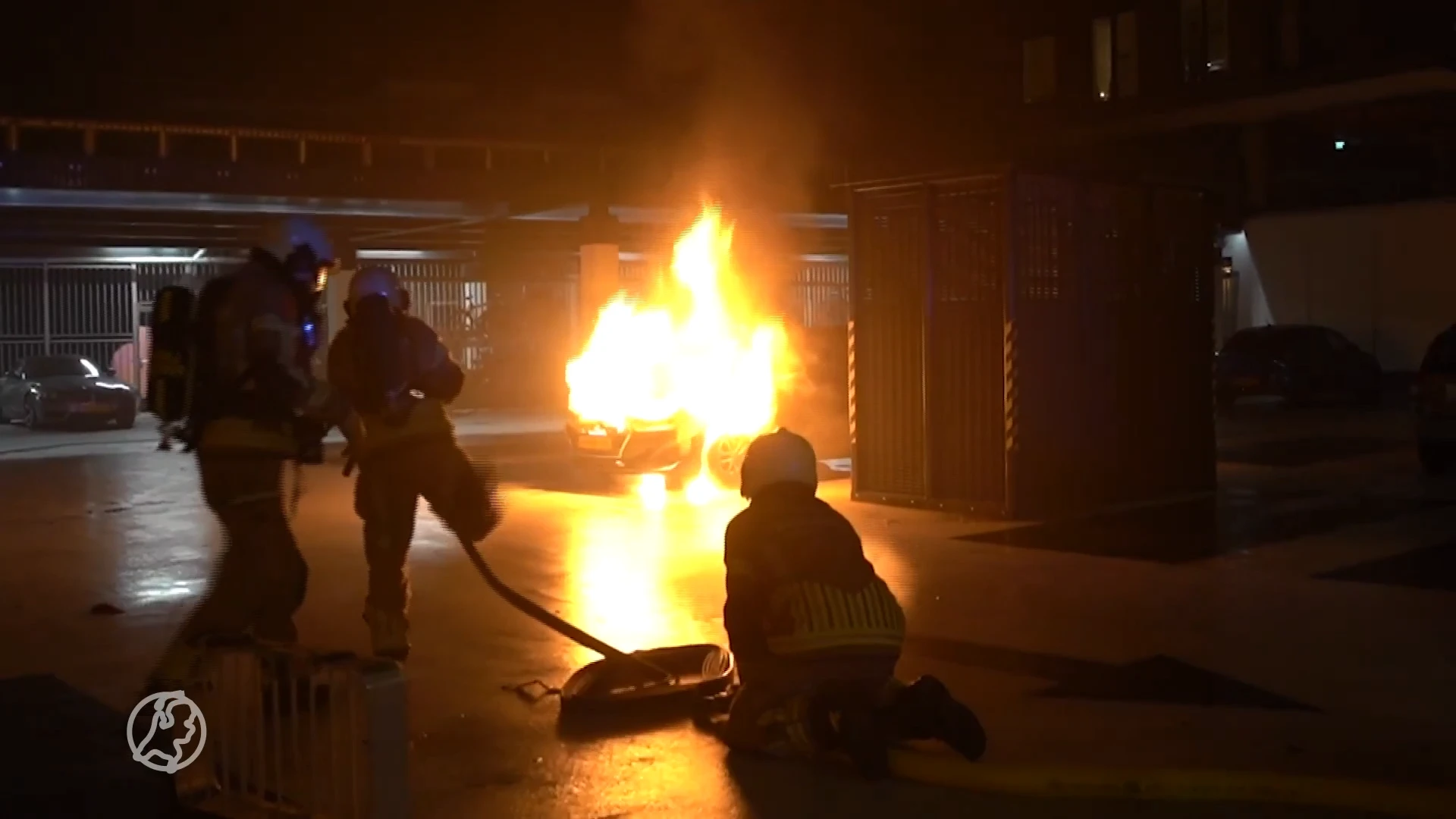 Vuurwerk onder rijdende auto gegooid, auto brandt volledig uit
