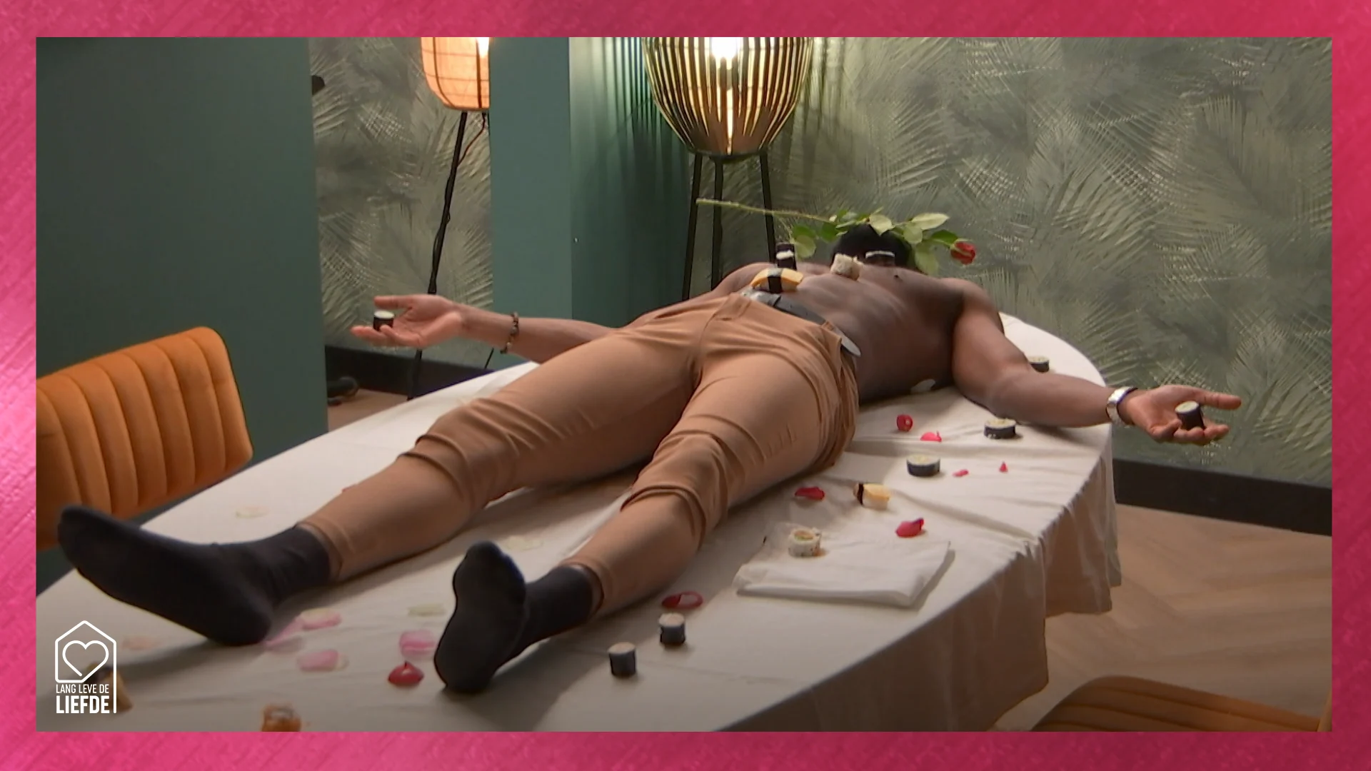 Iva heeft een VERASSING voor Myléne: Naked Sushi