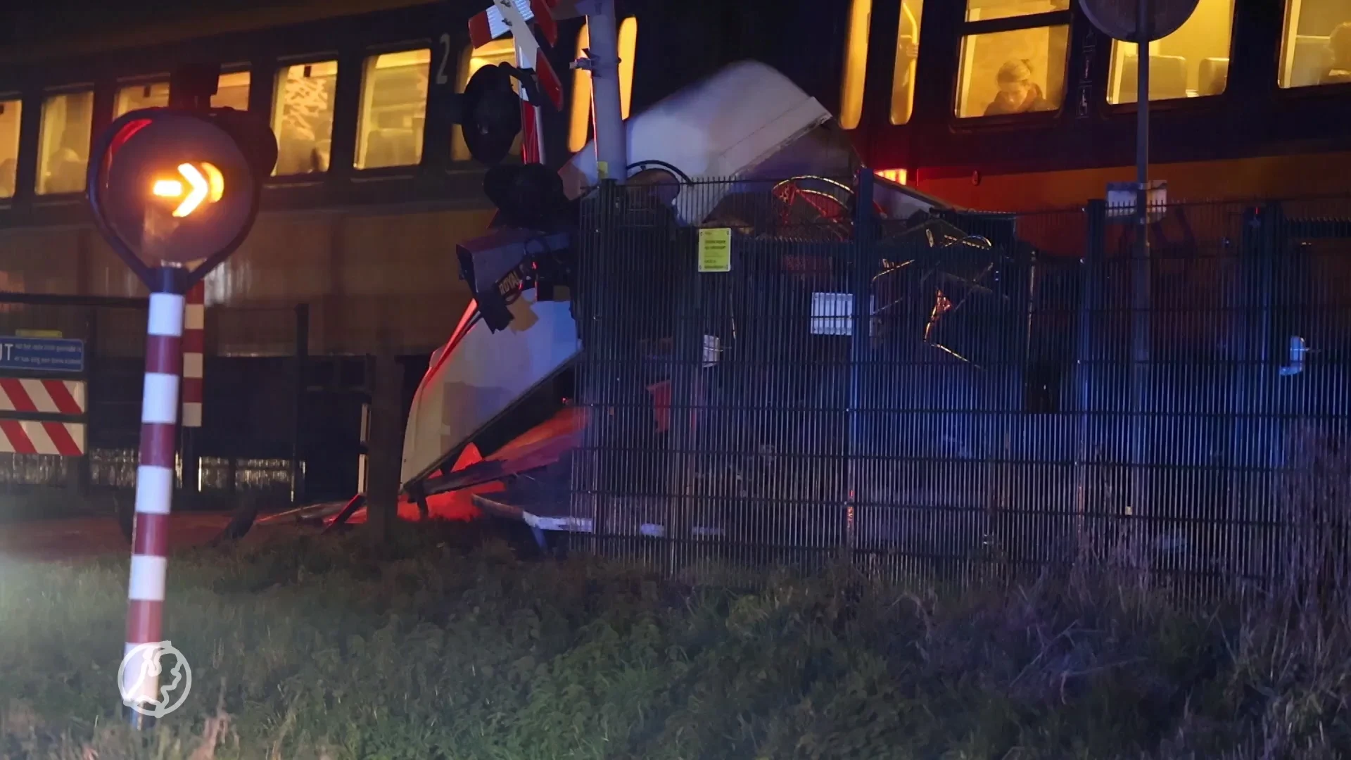 Paard overleden bij botsing met trein, man raakt zwaargewond