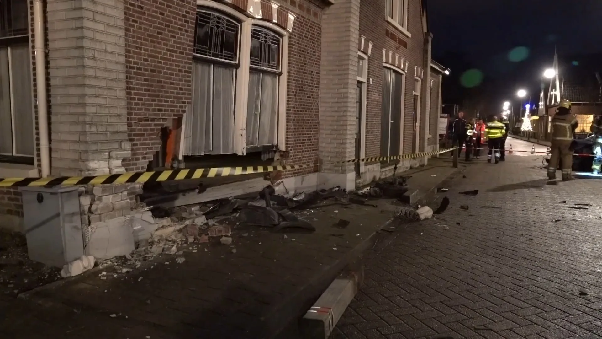 Auto ramt monumentale boerderij Bovenkarspel