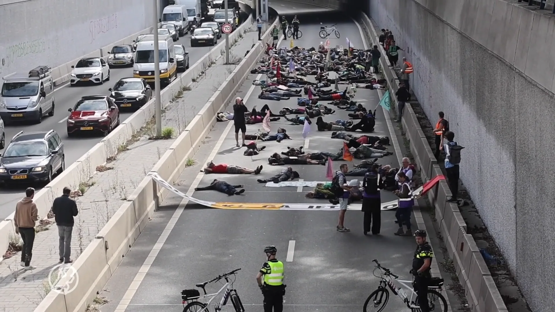 Klimaatactivisten gaan tunnelbak A12 in, amper politie aanwezig
