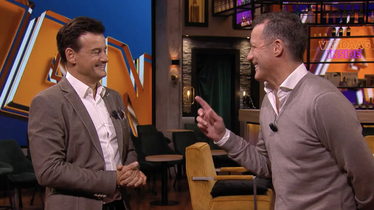 John de Bever in de maling genomen door Wilfred: 'Jij praat expres zachtjes!'