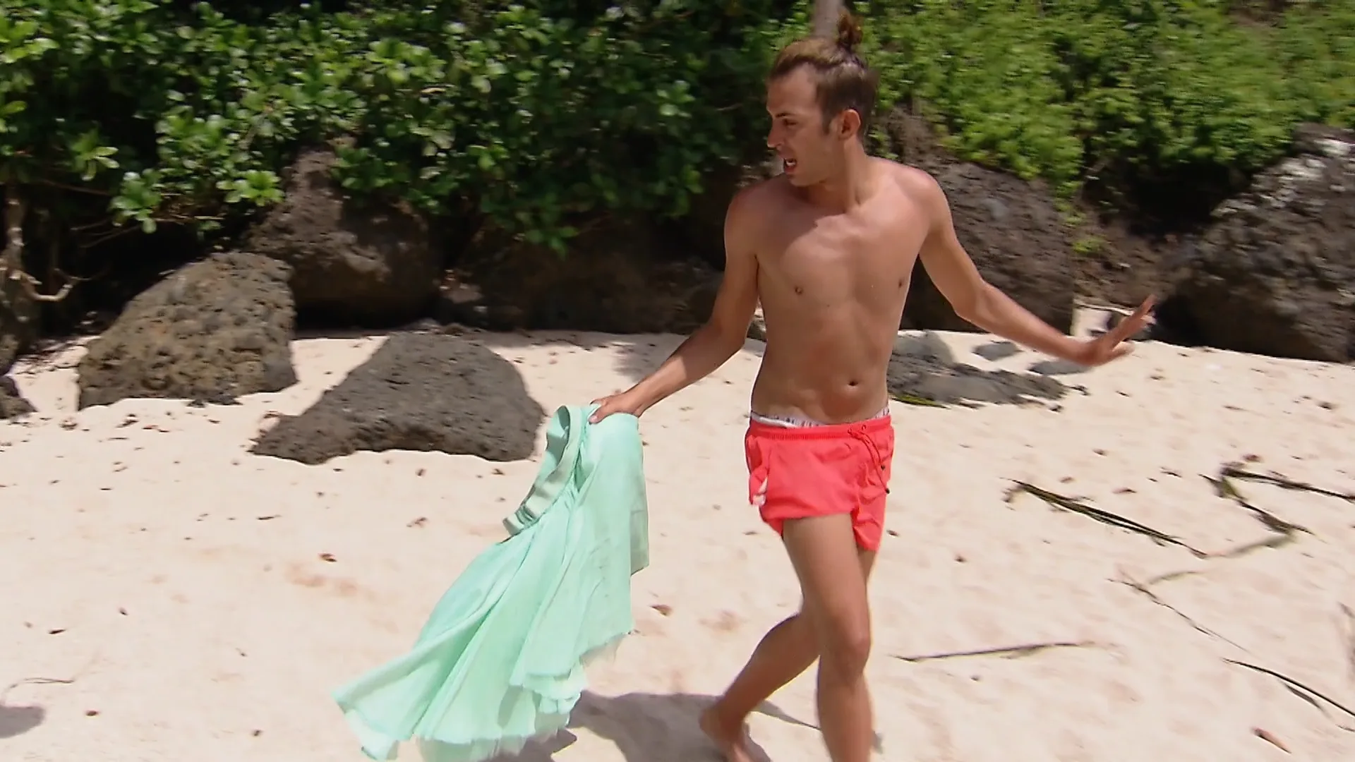 Giel en Djamila doen POGING tot een LEGUAAN vangen met een TUTU