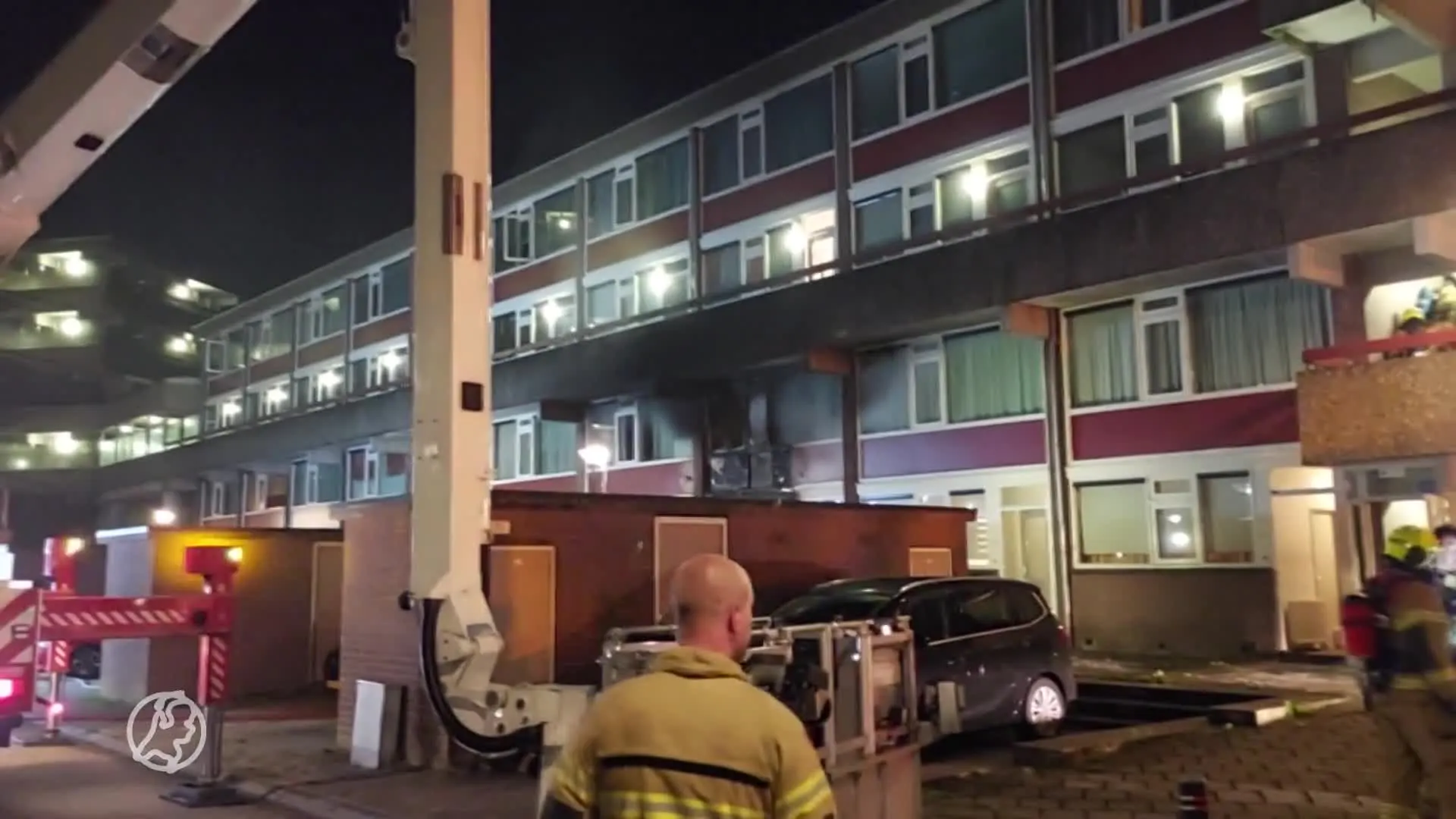 Bewoners brandende flat in Hoorn schrokken wakker van harde kna