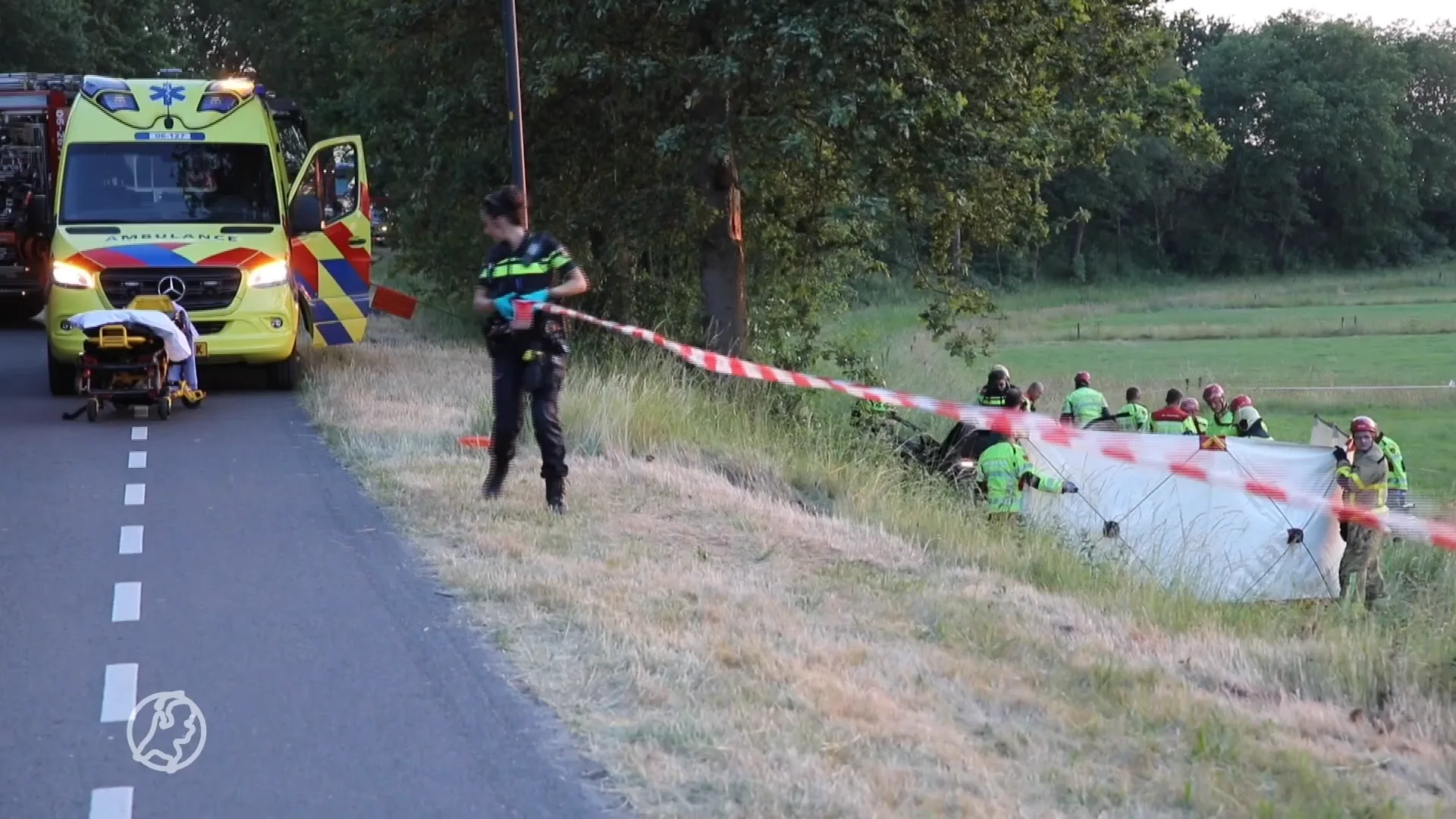 Auto slaat over de kop en belandt in sloot, inzittende bekneld en zwaargewond