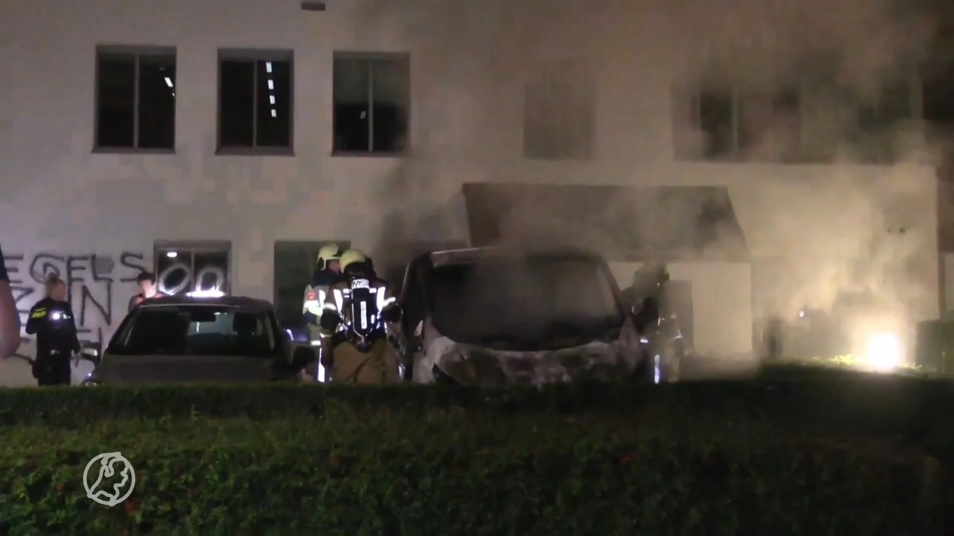 Pand woningbouwvereniging Enschede beklad, bedrijfsauto's in brand gestoken