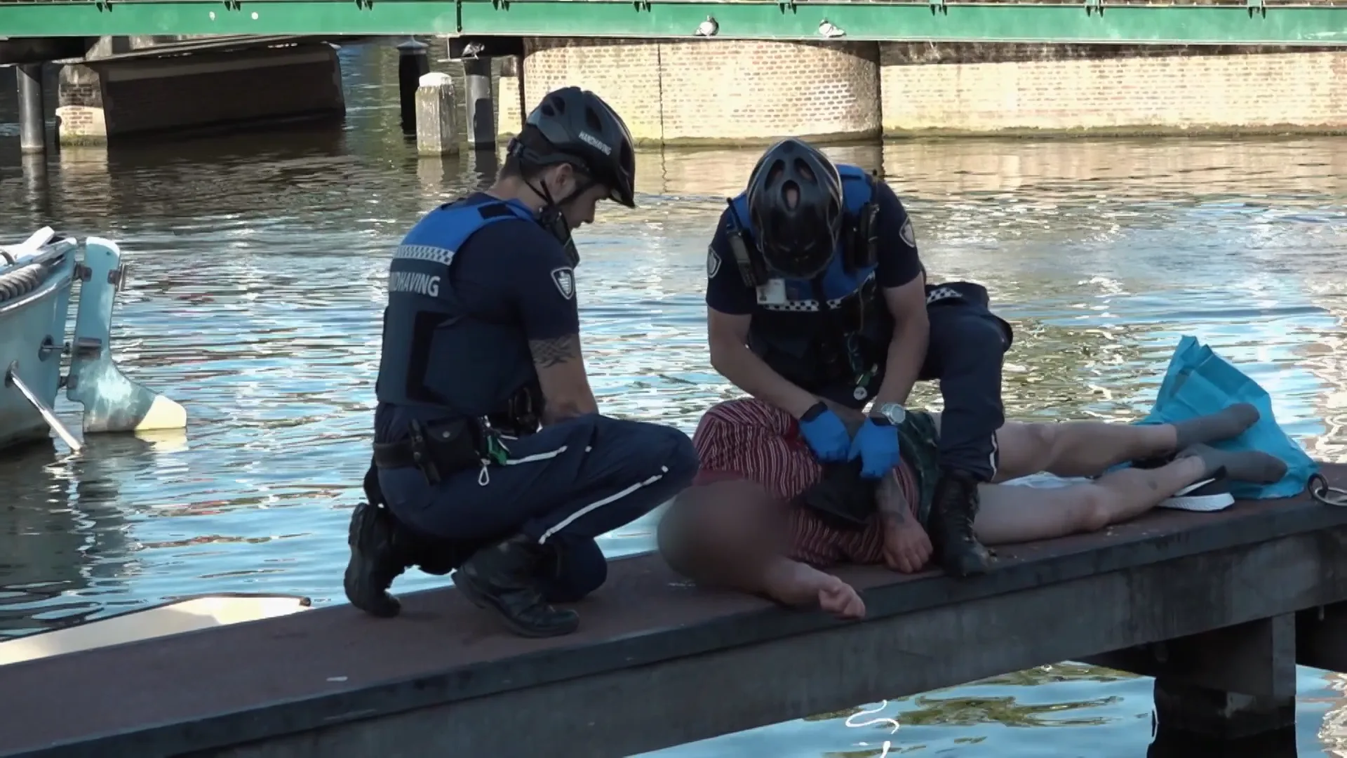 Poolse man ligt LAVELOOS op BEROERDE PLEK