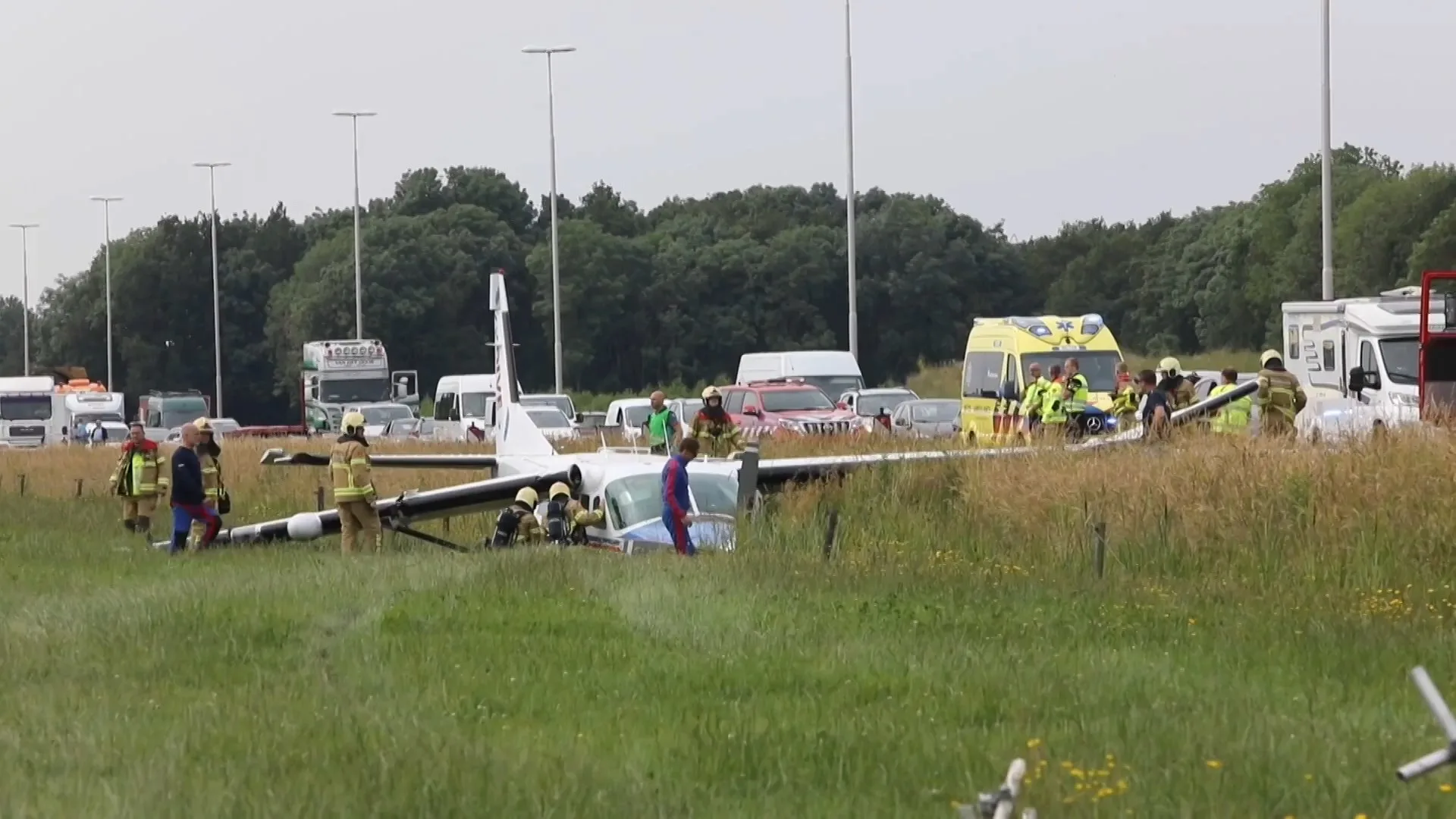 Parachutistenvliegtuigje neergekomen langs snelweg bij Apeldo...
