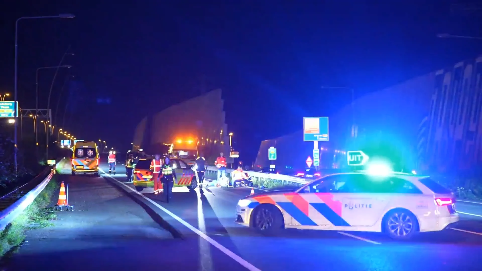 Gecrashte bestuurder loopt over N2, komt om na nieuwe aanrijding