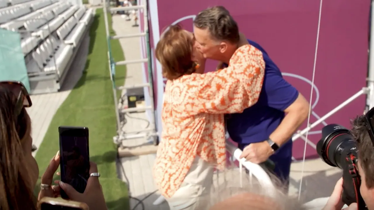 Louis van Gaal zoekt privacy met Truus na training: 'Loop maar mee!