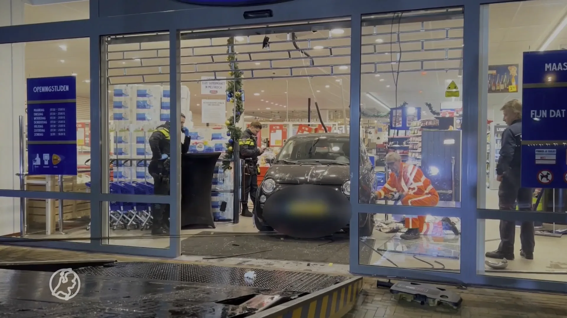 Auto rijdt supermarkt in Maastricht binnen