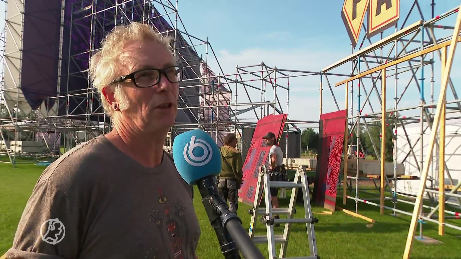 Bij Paaspop wordt het festivalterrein stug opgebouwd