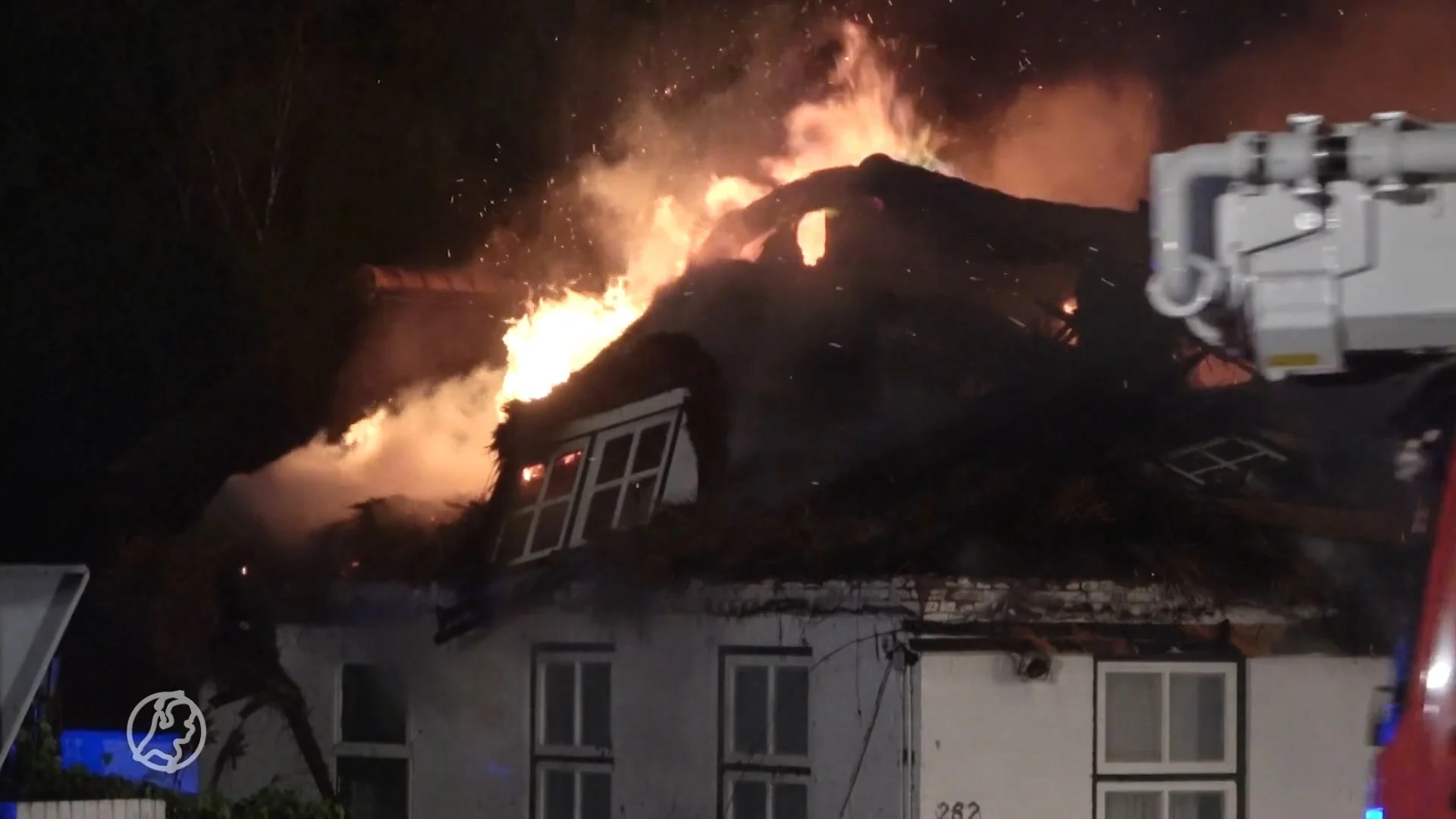 Grote uitslaande brand verwoest voormalig hotel in Wanneperve...