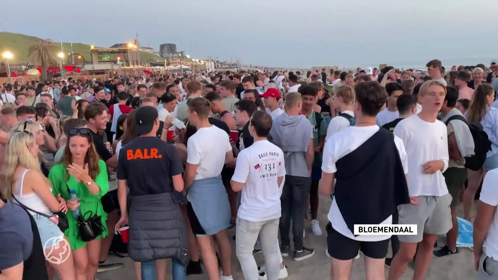 Tropische stranddag eindigt in vechtpartijen: honderden jonge...