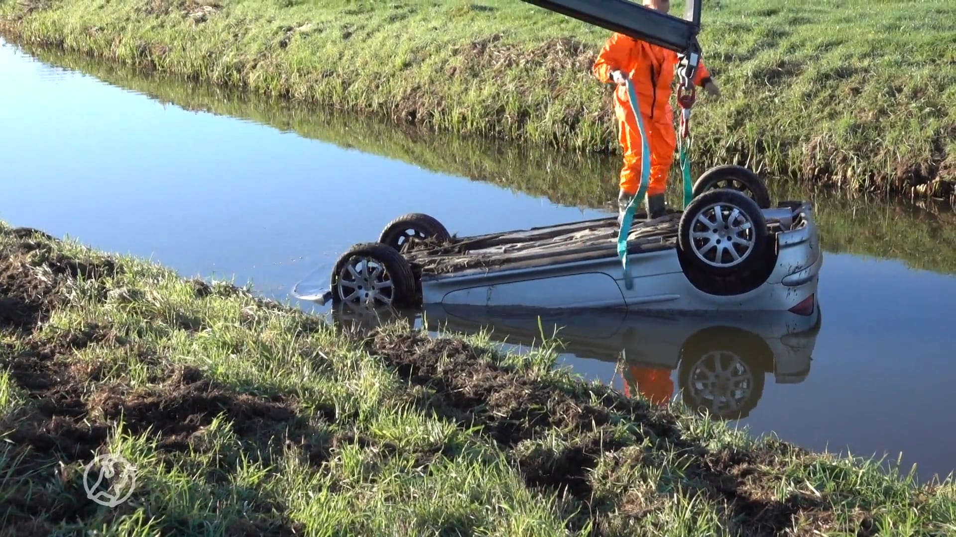 Vuilnisman redt vrouw uit sloot