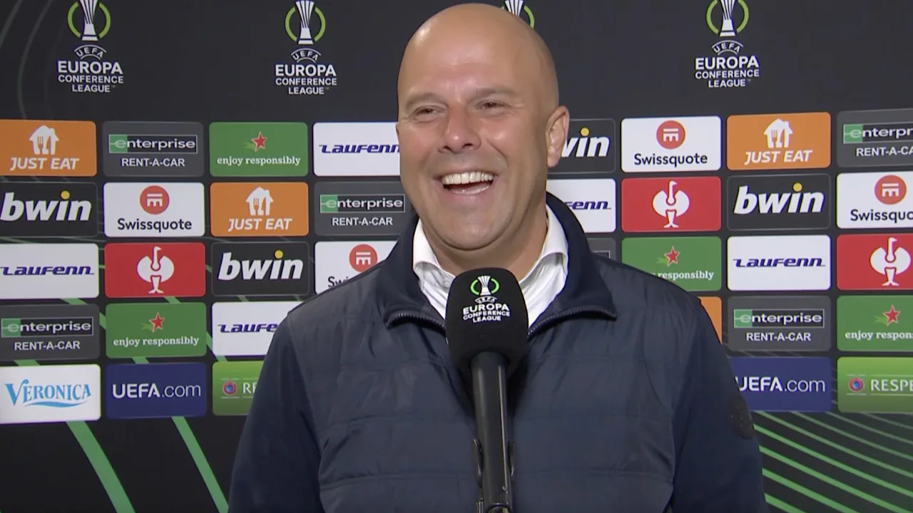 Slot geniet van juichende Feyenoord-fans op Stadhuisplein: 'Prachtige beelden'