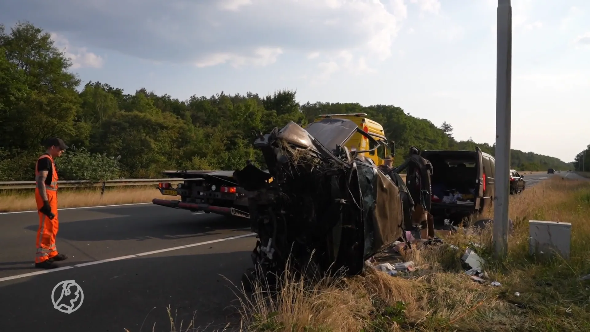 Man klimt uit verwoeste auto na enorme crash in Nuenen