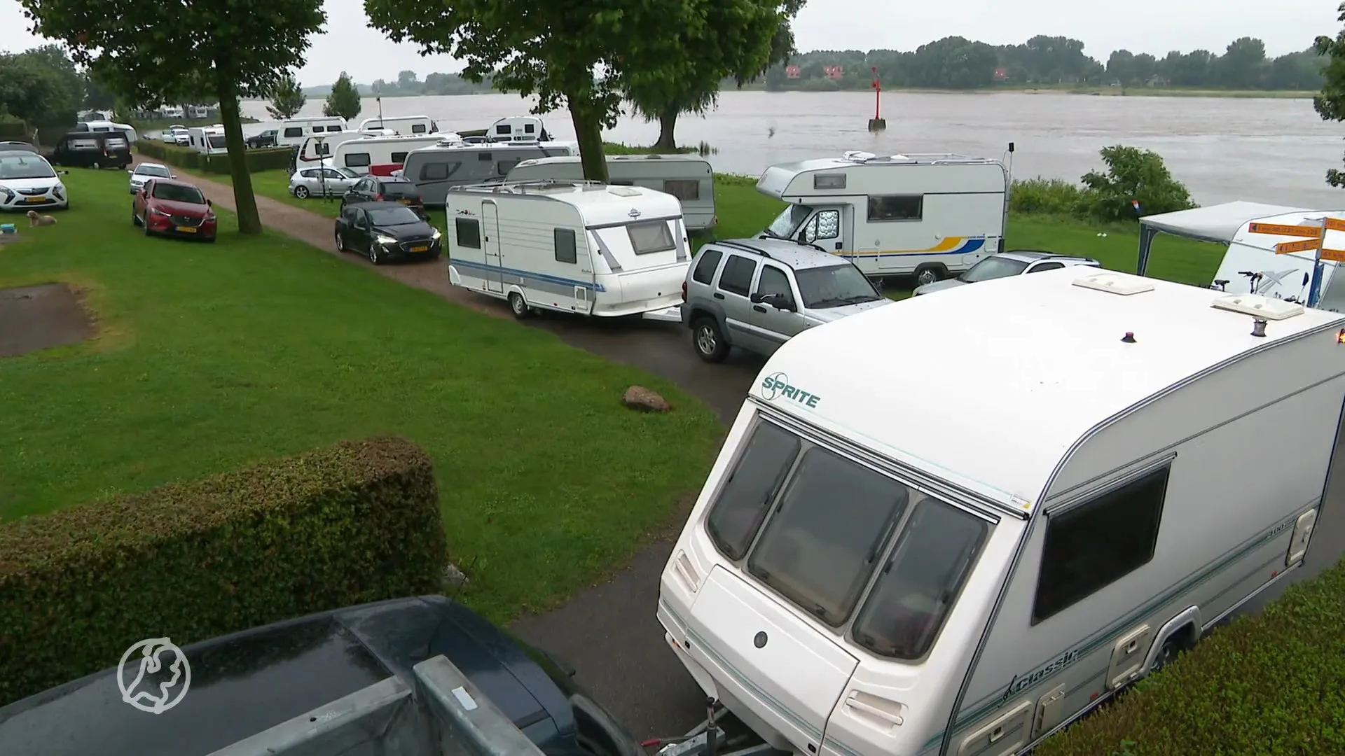 Gasten van camping in Oosterhout vertrekken vanwege hoogwater