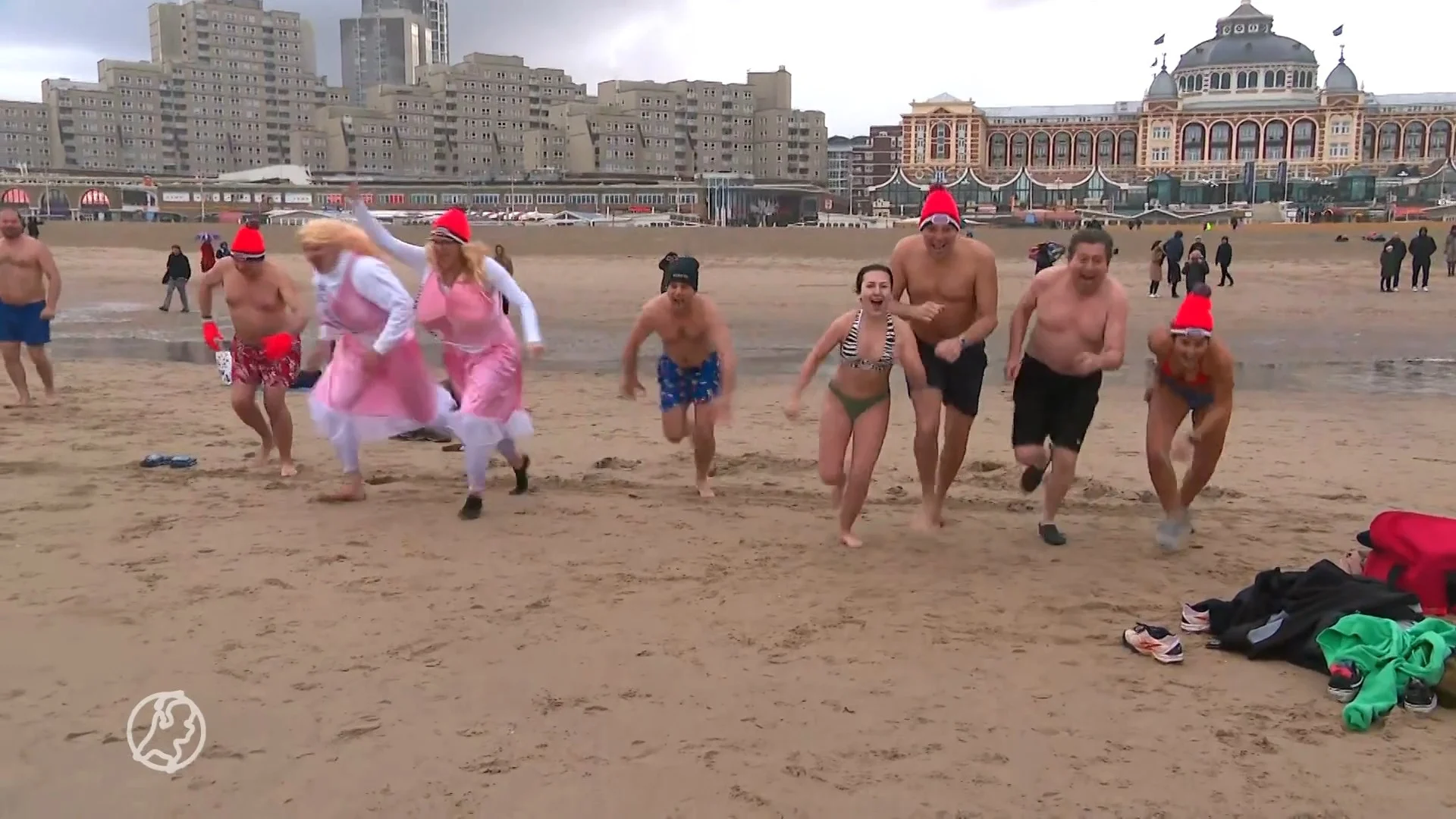Tóch het water in bij Scheveningen voor Nieuwjaarsduik