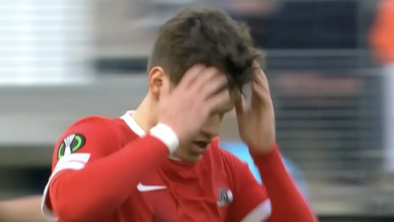 KANS: Kerkez schiet over en naast na mooie aanval AZ