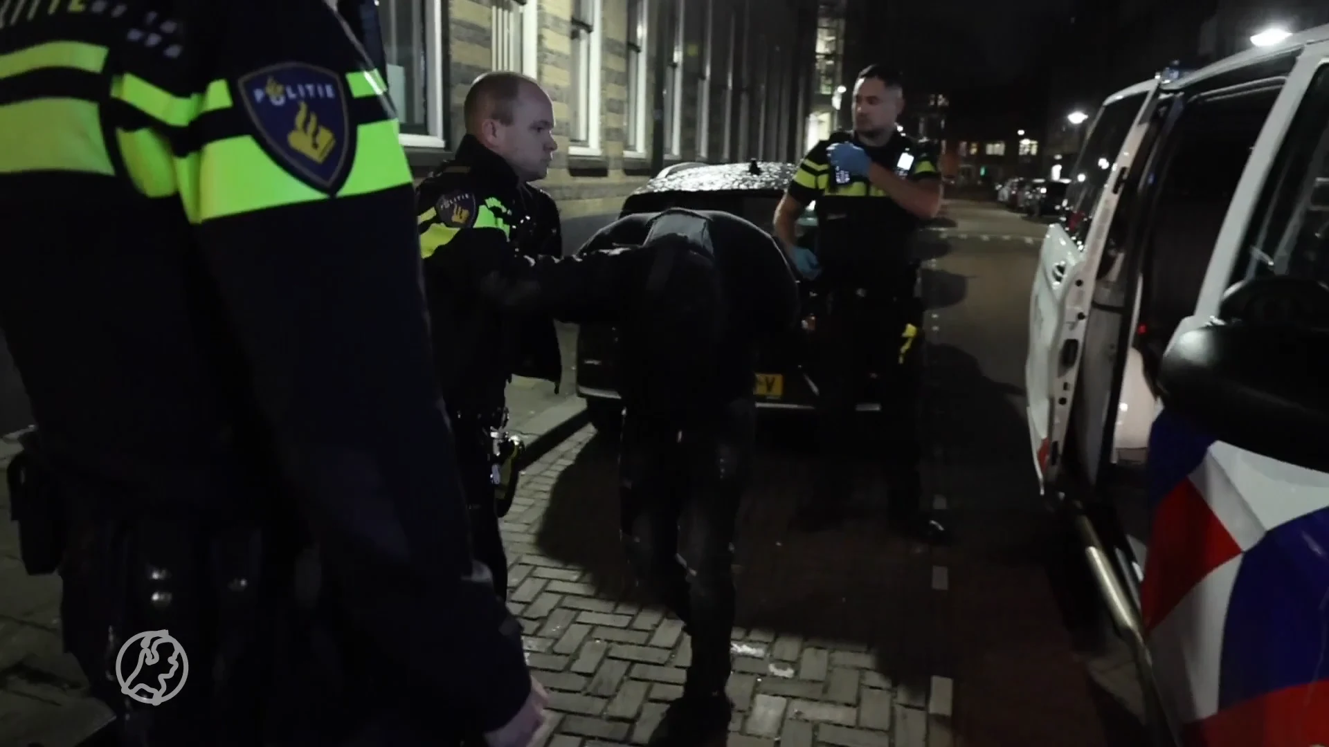 Jonge gewapende overvaller slaat toe bij avondwinkel, verdachte opgepakt