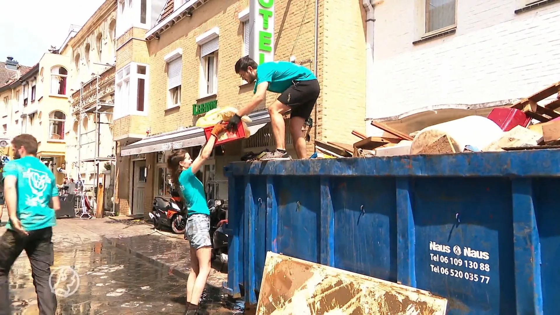 Studenten helpen getroffen Limburgers met opruimen