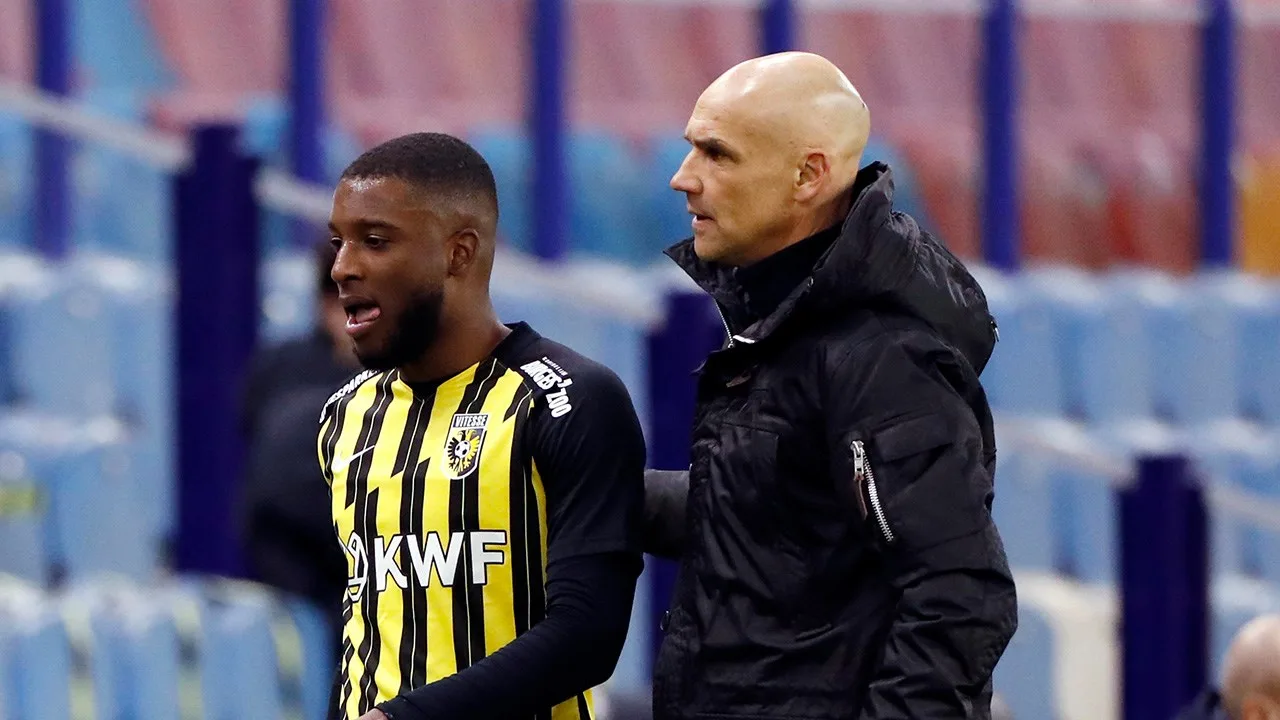 Vitesse-trainer Letsch over Bazoer: ‘Naar mijn mening heeft h...