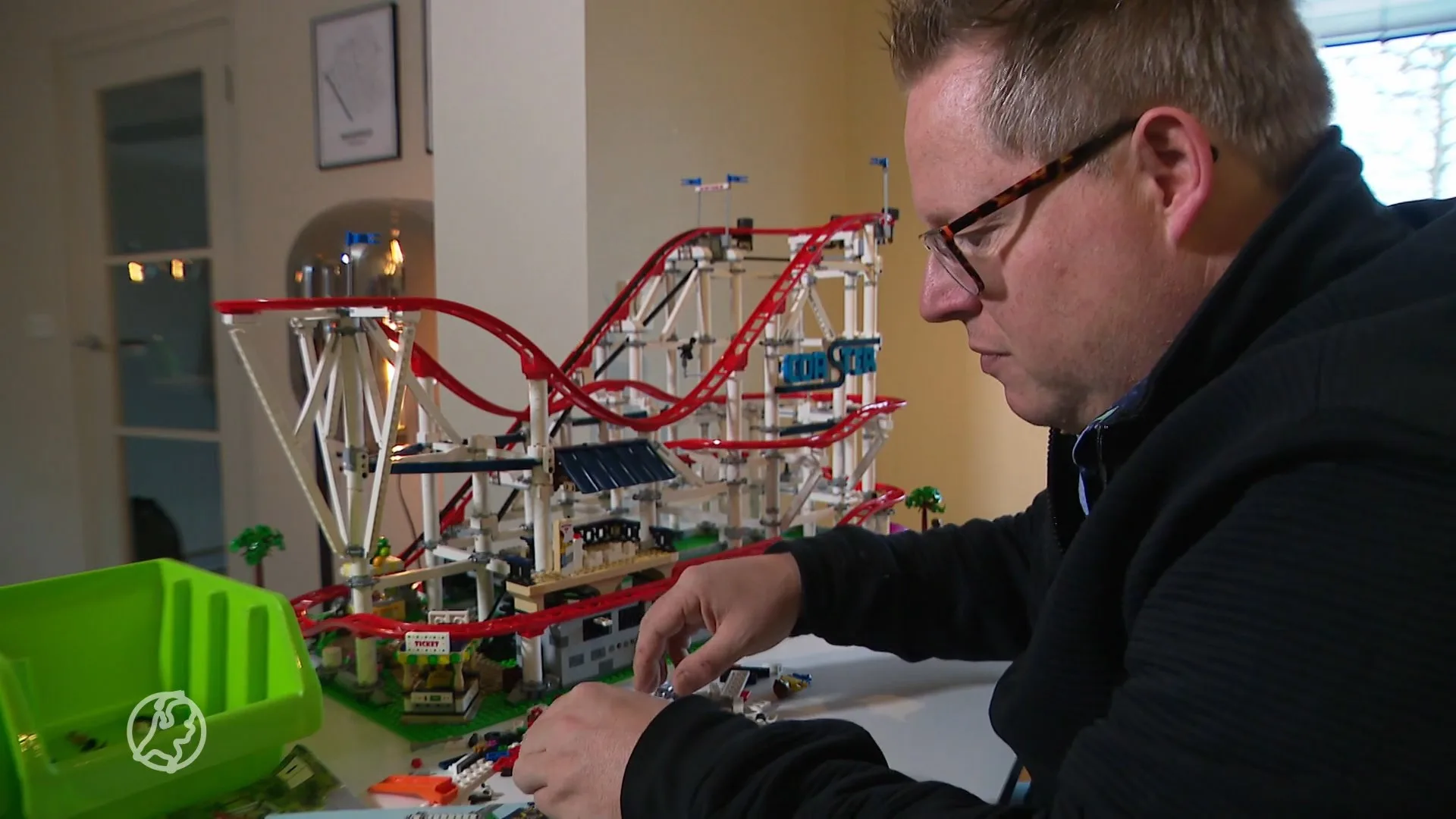 Patiënten bouwen op Lego tijdens revalidatie: 'Ik krijg steeds meer grip'