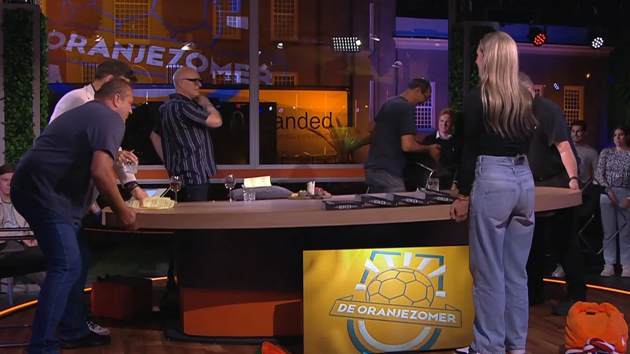 Decor van De Oranjezomer wordt live in uitzending afgebroken