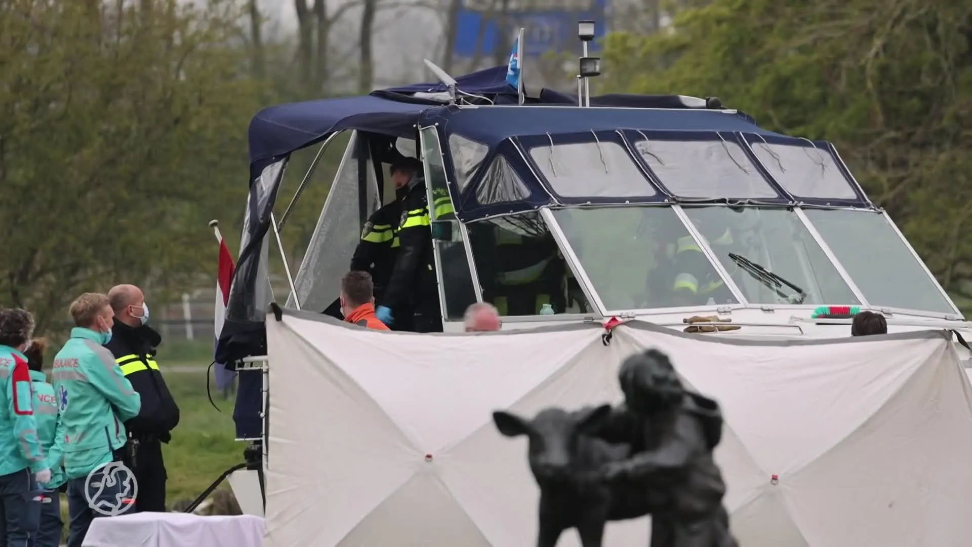 Twee doden op schip Bolsward, mogelijk door 'sluipmoordenaar ...