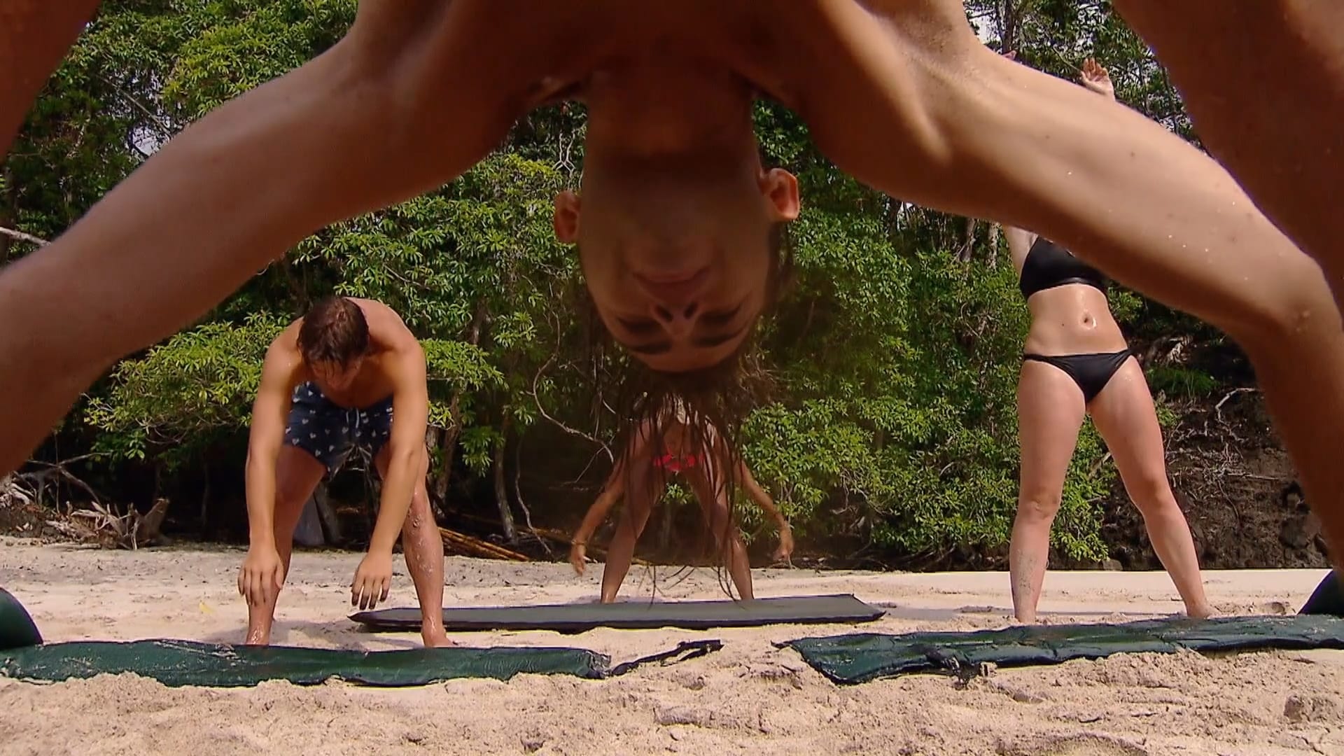 Giel geeft een ONTSPANNEN YOGALES op het strand