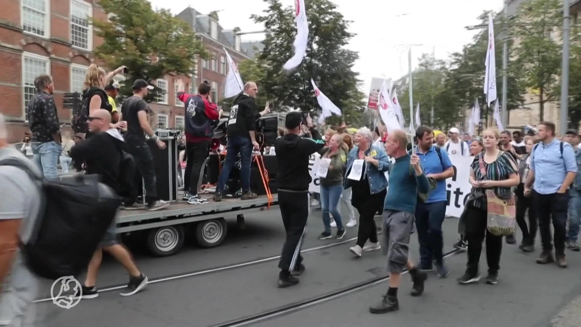 Honderden betogers tegen coronapas in Den Haag de straat op