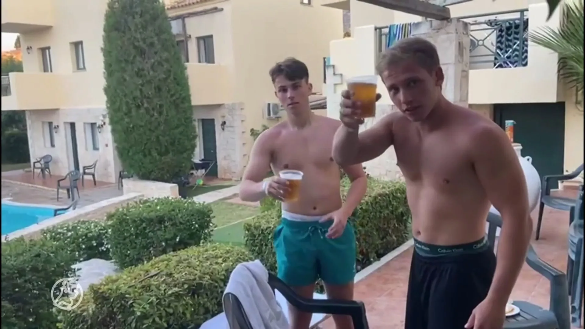 Lars zit al dagen opgesloten in quarantainehotel in Chersonissos: 'We krijgen alleen ontbijt'