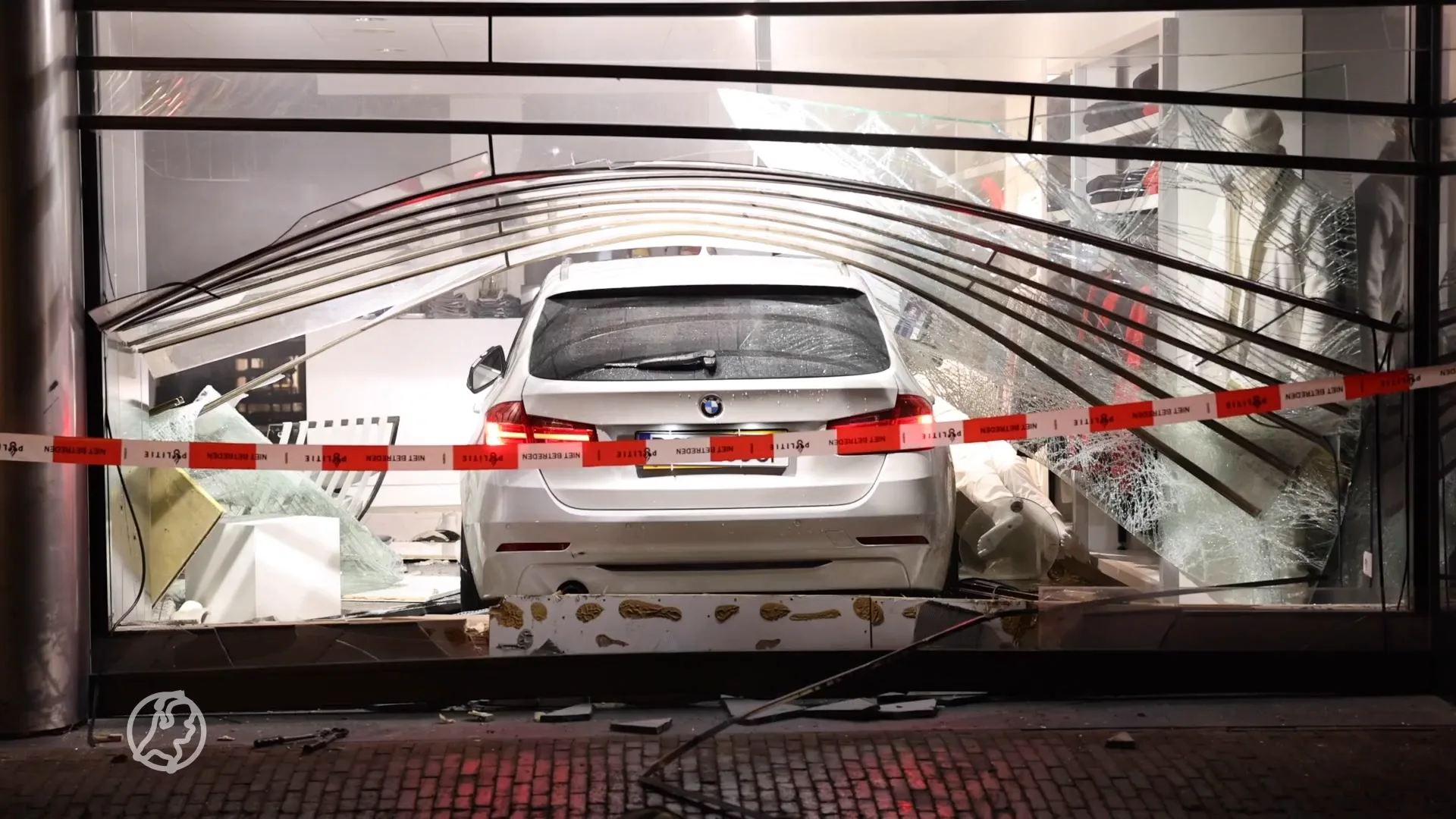 Grote schade aan voorgevel kledingwinkel Alkmaar na ramkraak