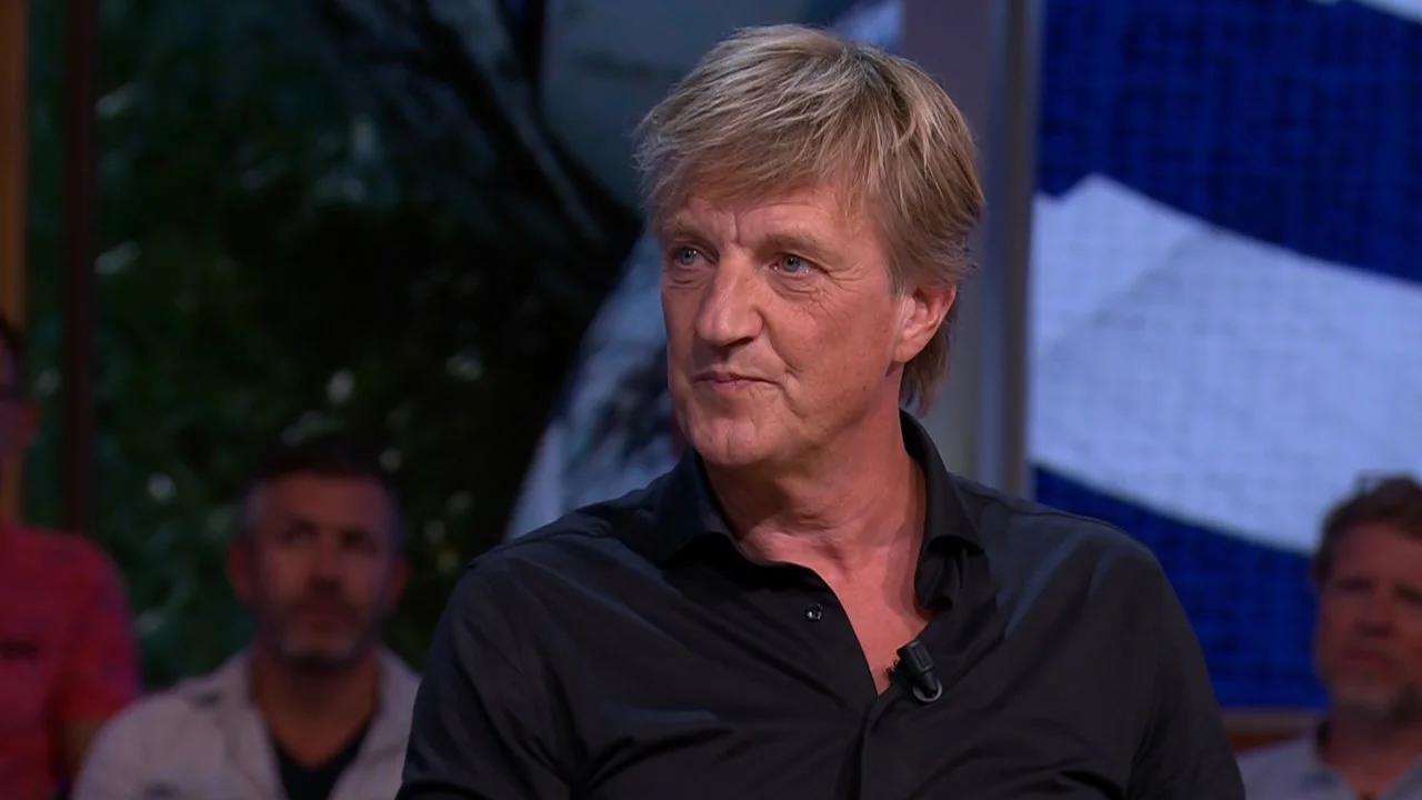 Pijnlijk: Wim valt van fiets en rijdt tegen stilstaande auto aan