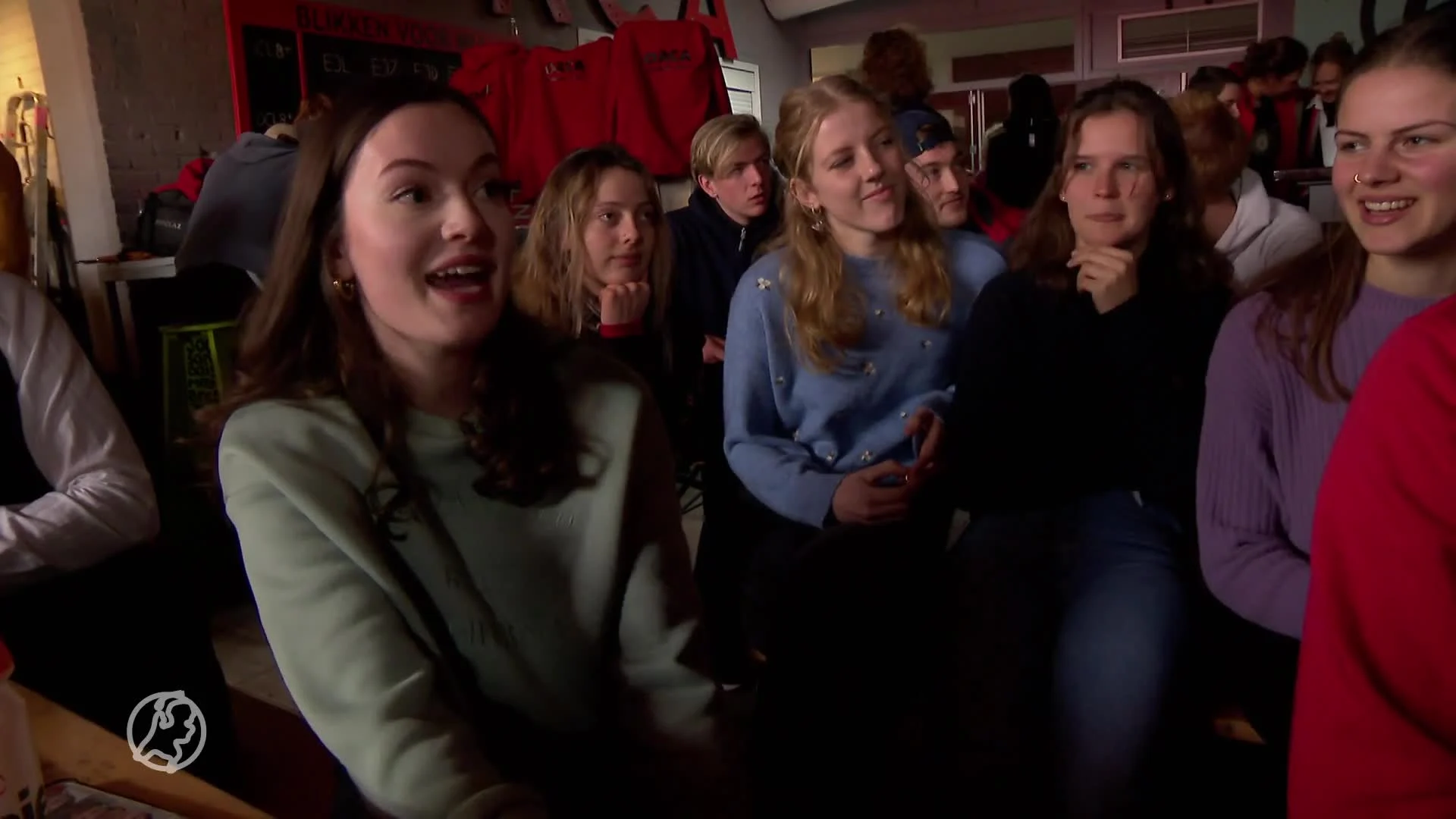 Finale shorttrack 3000 m relay vrouwen, meekijken met Marjet het zusje van Selma Poutsma