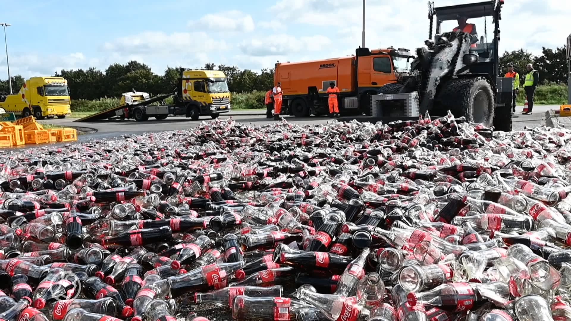 Afrit bezaaid met tienduizenden colaflesjes