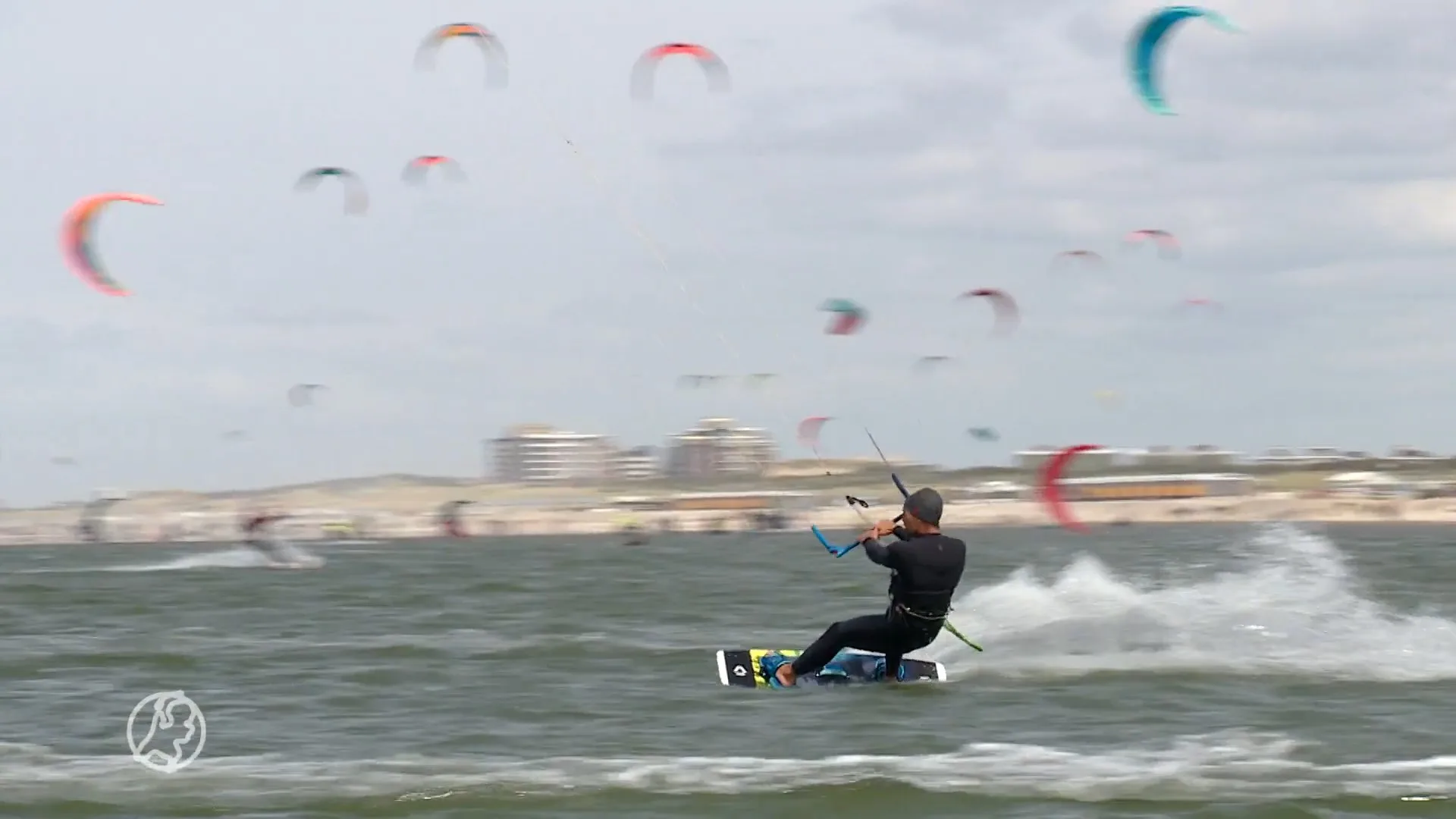 Pinksteren valt in het water, maar kitesurfers zijn blij